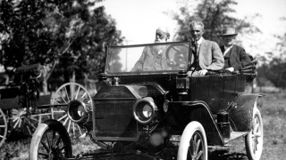 Illustration for article titled Audi Looks Backward, BMW Counts Loaners, And Toronto's Mayor Eyes Papers